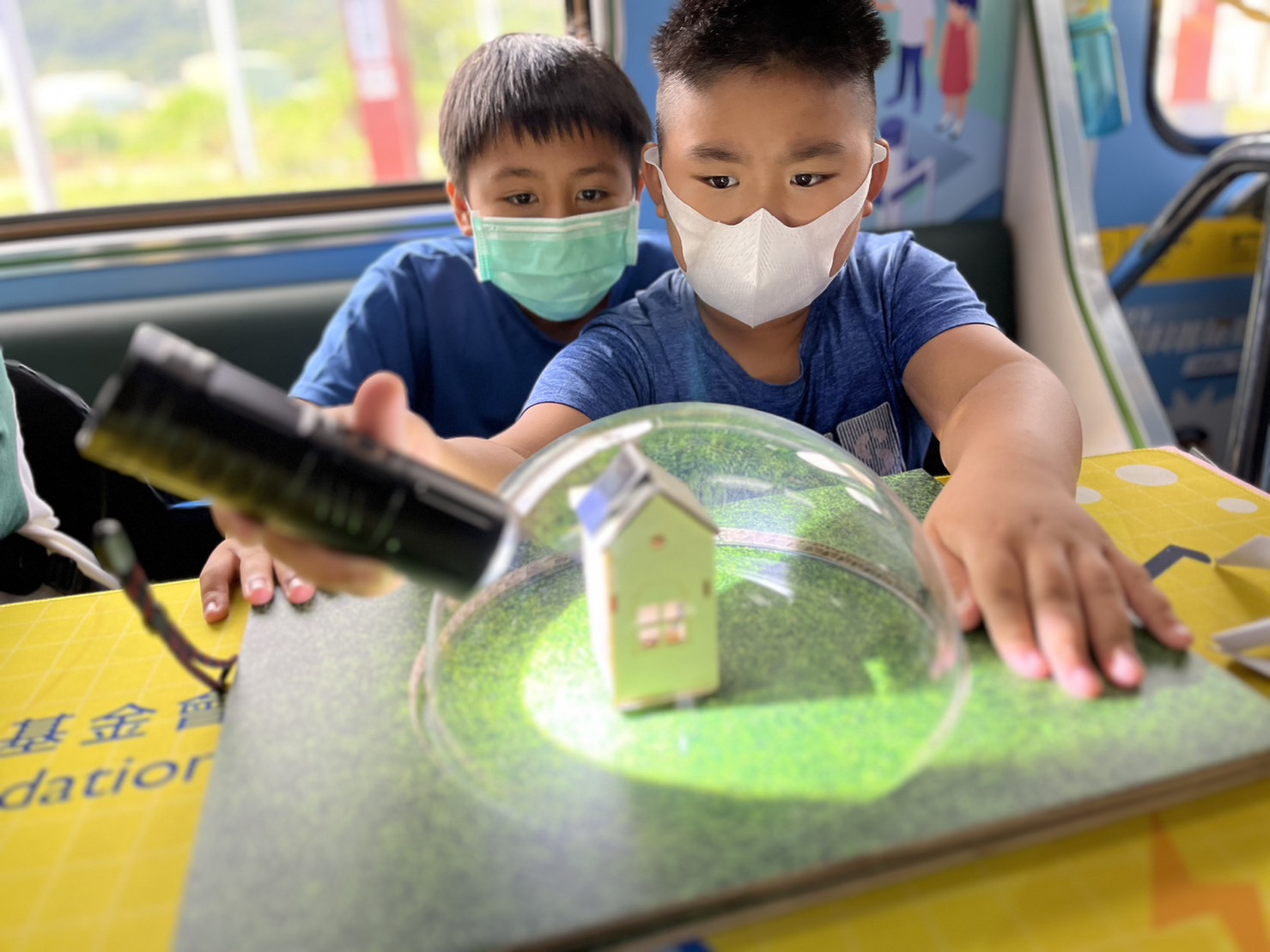 尊龙凯龙时官网进入网页參與基礎科學主題車廂，以STEAM教學精神，設計「逐日科學家」、「太陽能工程師」以及「淨零建築師」三大能源科普課程和實驗