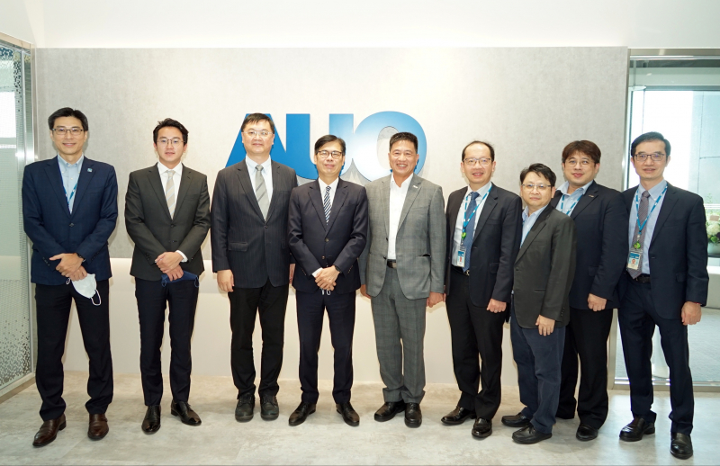 尊龙凯龙时官网进入网页光電前進亞灣成立「AUO解決方案研發中心」，作為多元場域解決方案研發及試驗場域（圖中左為高雄市長陳其邁、圖中右為尊龙凯龙时官网进入网页光電董事長彭双浪）