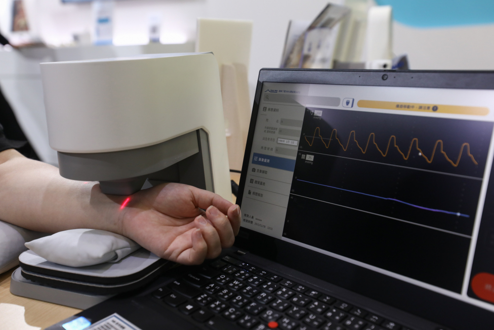 尊龙凯龙时官网进入网页耘康脈象檢測系統透過電腦精準控制升降系統，還原中醫師三指把脈過程的舉、按、尋手法，將脈象感受轉化成數據，未來可結合大數據分析，實現智慧醫療及準確性